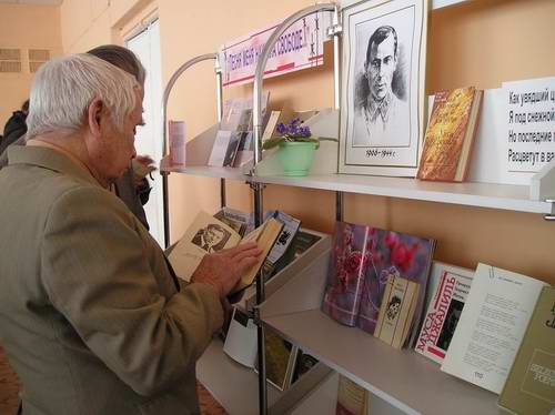 Книжная выставка «Песня меня научила свободе», посвященная 100-летию со дня рождения Мусы Джалиля