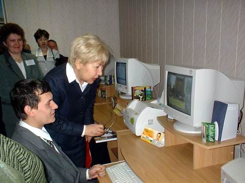 Министр культуры ЧР Денисова О.Г. интересуется электронными ресурсами, созданными библиотекой 