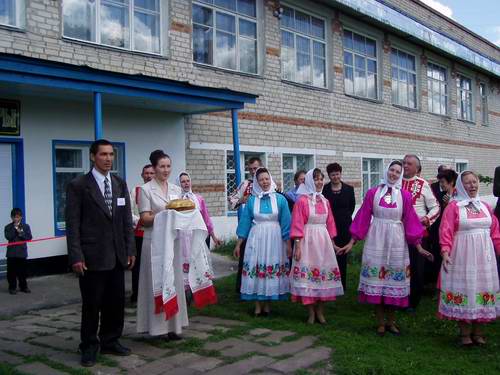 Фольклорный коллектив П.Буртасского дома культуры встретил гостей у входа